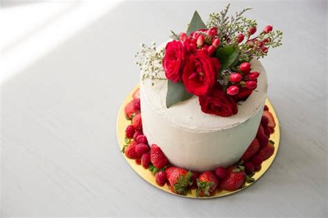 Naked Cake Buttercream Branco Cobertura De Rosas Vermelhas Bolo