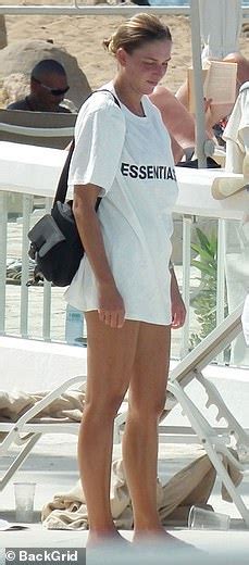 Zara Mcdermott Showcases Her Bikini Body After Being Called Fame W E In Made In Chelsea