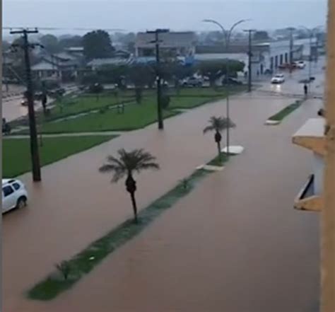 ARIQUEMES FORTE CHUVA DEIXA RUAS E AVENIDAS COMPLETAMENTE ALAGADAS