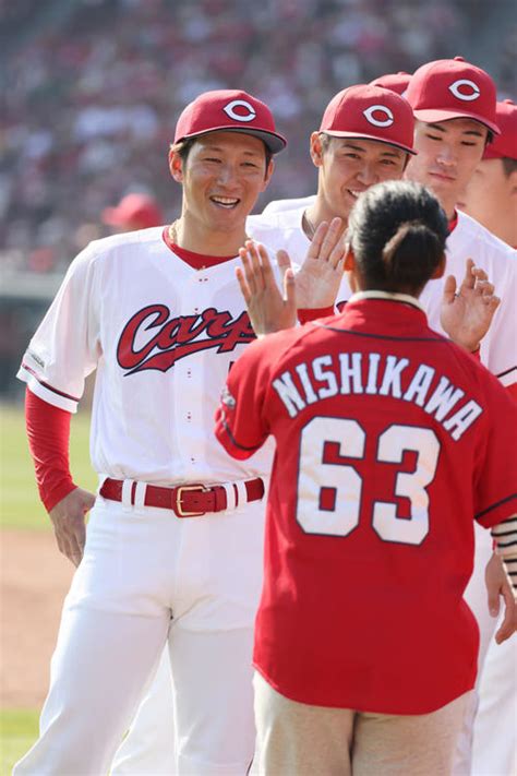 【ファン感・写真特集】広島 オリックスへfa移籍の西川龍馬もファンとハイタッチ プロ野球ライブ速報 日刊スポーツ