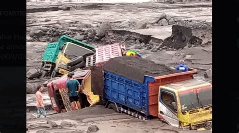 Banjir Lahar Dingin Semeru Sejumlah Truk Penambang Pasir Terjebak