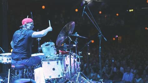 Cinco Li Es De Chad Smith Para Os F S Brasileiros De Red Hot Chili Peppers Uol