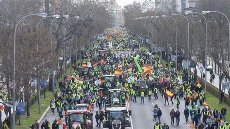 V Deo Protestas Varias Decenas De Tractores Se Dirigen Al Ministerio