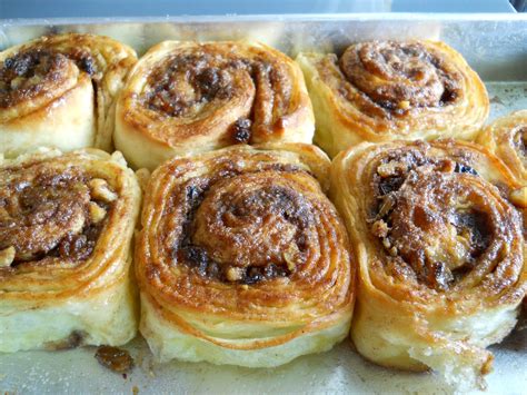 THE BEST CAKES IN TOWN: Cinnamon Walnut Raisin Rolls