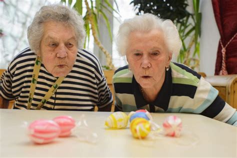 Aktivierung Wie Pflegekräfte aus Tischtennisbällen Oster Spiele für