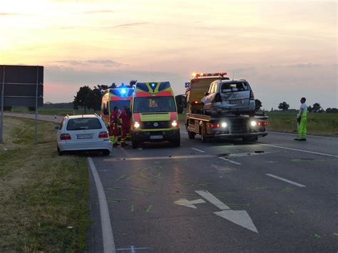 Schwerer Unfall Auf Der B J Hrige Missachtet Vorfahrt Sieben