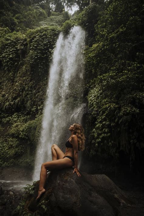 Una Niña Posa En Un Bikini En Una Cascada En Un Bosque Foto de archivo Imagen de bali bikini