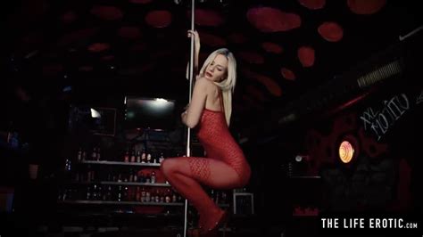 Lap Dancer Masturbates On Stage During Audition Free Porn A Hotntubes