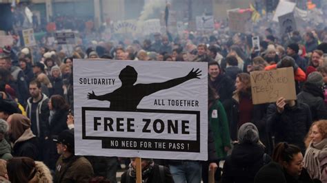 Unas Personas Se Manifiestan En Bruselas Contra Las Medidas