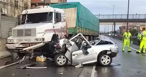 Impactante Choque En Cadena En Buenos Aires Un Auto Fue Aplastado Por