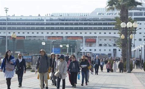 Cerca De Turistas Llegan Al Puerto De Cartagena En La Primera