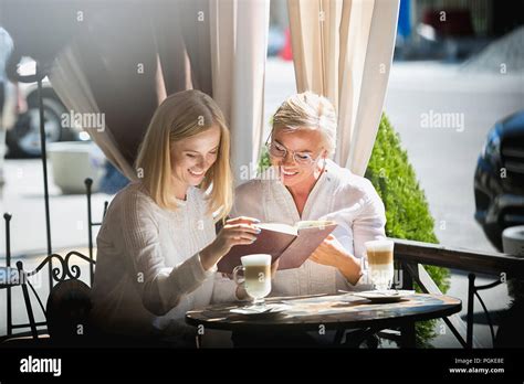 Portrait Of Smiling Mature Belle M Re Et Sa Fille Boire Du Caf Assis La Maison Avec R Serve