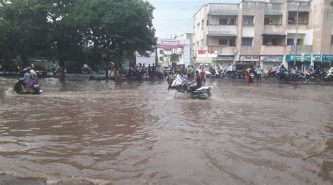 Baramati Rain News बारामतीत अनेक ठिकाणी रस्त्यावर साचले गुडघाभर पाणी