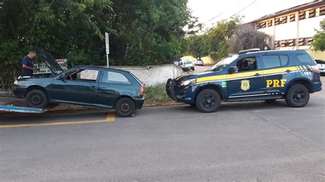 PRF recupera carro roubado e prende casal de criminosos em São Leopoldo