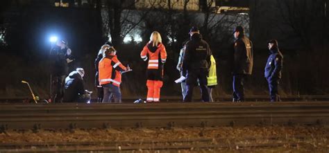 Mier Na Torach Tragiczne Potr Cenie M Czyzny Przez Poci G Relacji