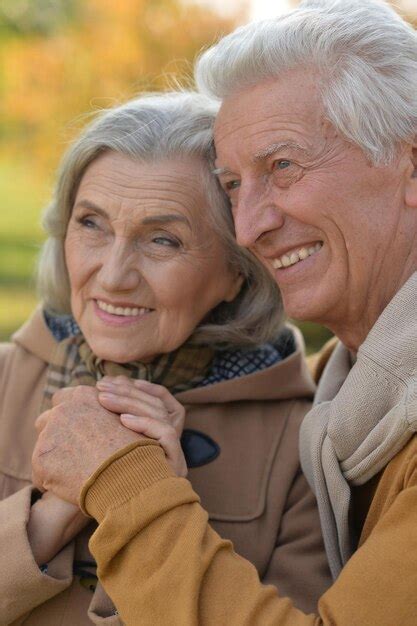 Hermosa pareja senior abrazándose en el parque Foto Premium