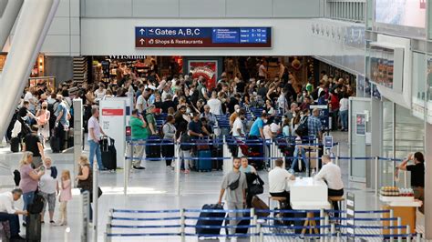 Chaos Zum Ferienstart In Nrw Flugg Ste Bilden Offenbar Warteschlange