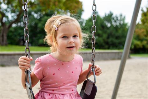 Retrato De Niño Feliz En Columpios Bella Niña Pequeña Balanceándose En