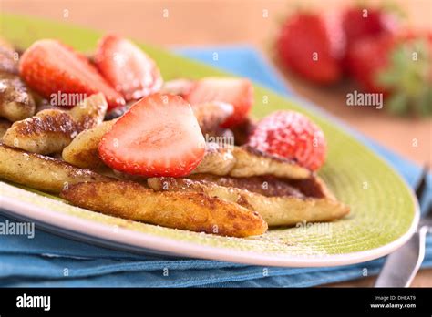 Schupfnudeln Schwäbische Kartoffel Nudeln Aus Süddeutschland Mit Frischen Erdbeeren Zucker