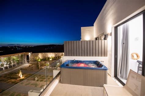 Suite With Hot Tub In Mykonos Bianco A Nero