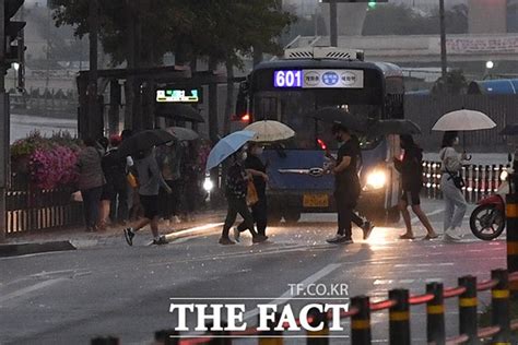 오늘의 날씨 전국 곳곳에 소나기 무더운 날씨 계속 네이트 뉴스