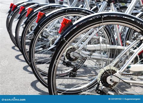 Las Bicicletas Para El Alquiler Se Colocan En Fila Foto De Archivo