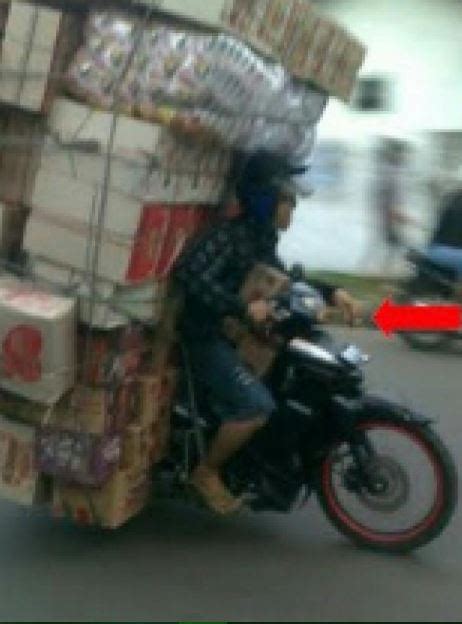 11 Potret Kocak Pengendara Motor Dengan Bawaan Segambreng Ini Nyeleneh