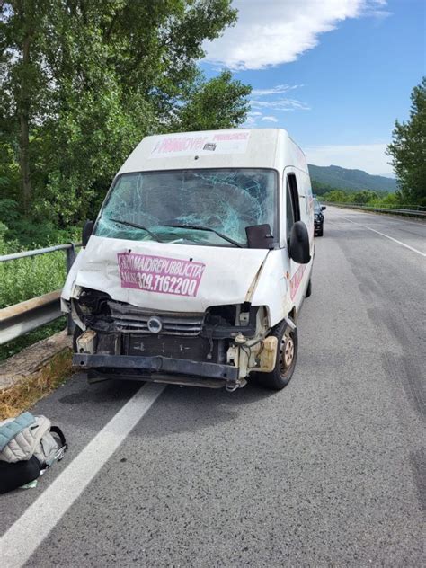 Isernia Coppia Di Minorenni Ruba Un Furgone Fugge E Fa Incidente A