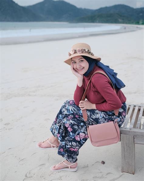 Padu Padan Outfit Motif Floral Ke Pantai Ala Selebgram Hijab