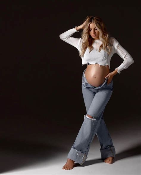 Pin de Majo Márquez em pregnancy shoot Roupa ensaio gestante Ensaio