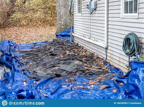 Tarps Cheios De Calhas De Um Telhado Foto De Stock Imagem De Telha