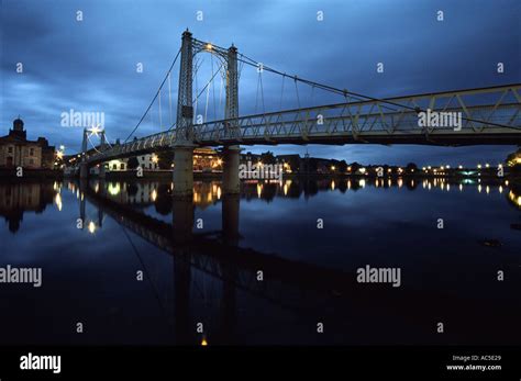 Puente colgante sobre el río Ness Inverness atardecer a principios del