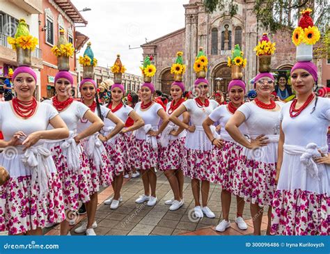 Un Grupo De Bailarines Representa La Cultura Afroecuatoriana Del