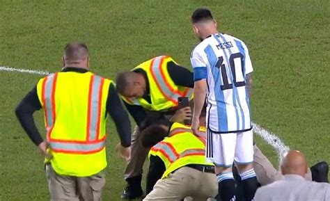 Video Un Hincha Se Metió En La Cancha En Medio Del Partido Para Pedirle Un Autógrafo A Messi