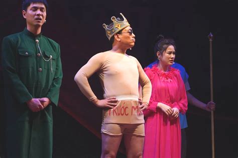 Hoàng đế Kiều Minh Hiếu nude trên sân khấu khiến khán giả nhí cười nắc nẻ