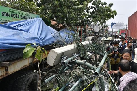 Fakta Truk Tabrak Tower Di Bekasi Anak Sd Meninggal Dunia Di