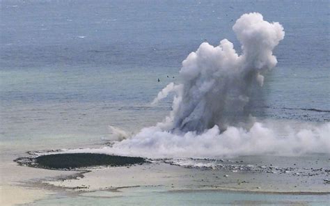 Impresionante nacimiento de una isla en Japón tras erupción de volcán