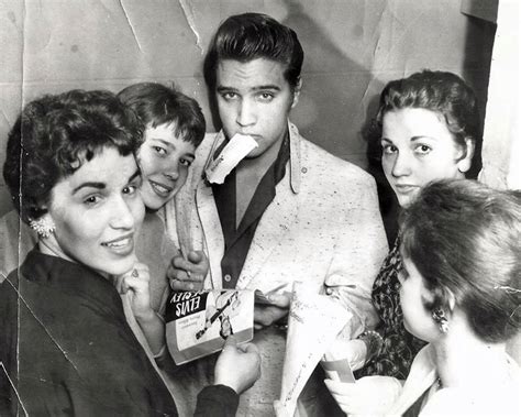 Elvis Presley With Fans 1956 Roldschoolcool