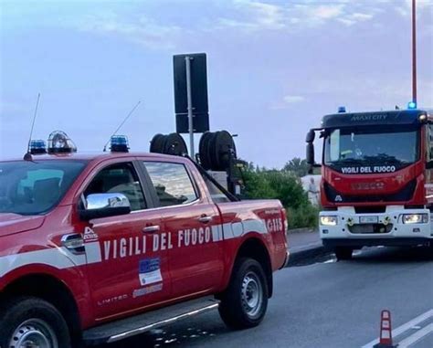 Calabria Veicolo In Fiamme Sulla A Traffico Bloccato A Pizzo