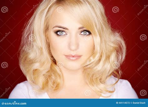 Schitterende Blonde Vrouw Met Het Haar Van De Schouderlengte Stock Foto Image Of Aantrekkelijk