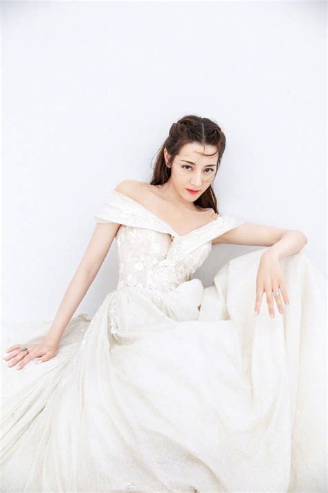 Khoảnh khắc cũ bất ngờ hot trở lại Body Địch Lệ Nhiệt Ba quá đỉnh chỉ ngồi thôi nhưng vòng 3