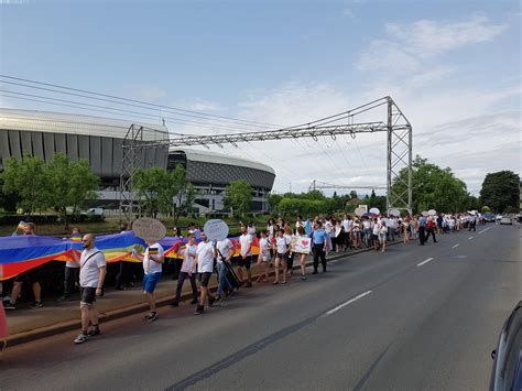 MARȘ GAY la Cluj de oameni au luat parte În drum spre casă să aveți grijă să nu vă bată