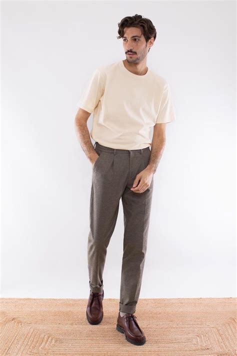 Découvrez le Pantalon à pinces Beige pour Homme et sa flanelle de coton