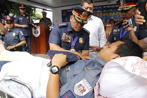 PNP Chief Dela Rosa Pins Medalya Ng Sugatang Magiting To PO1 Ralph