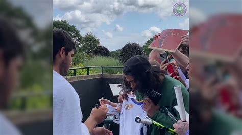 Sigue siendo un niño un fan le regala a Alcaraz la camiseta del