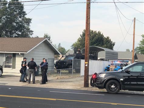 Medford Police Involved In Standoff On Crater Lake Avenue Kobi Tv