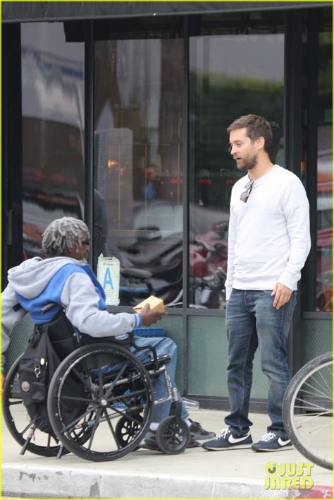 Tobey Maguire Does A Good Deed Buys A Homeless Man Lunch Photo