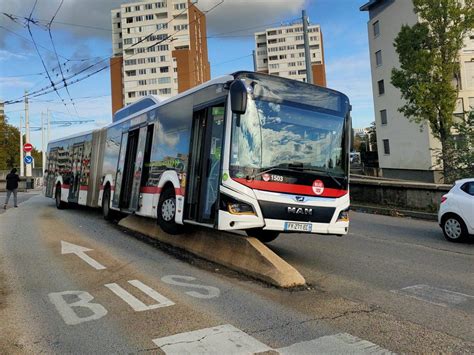 Métropole de Lyon Villeurbanne le bus rate son virage et se perche