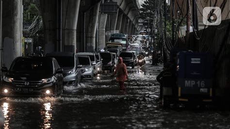 Diguyur Hujan Rt Dan Ruas Jalan Di Jakarta Tergenang Banjir