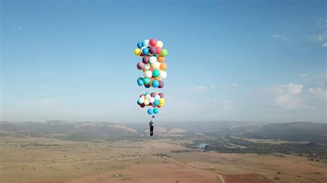 Man recreates iconic scene from 'Up' by strapping 100 balloons to lawn ...